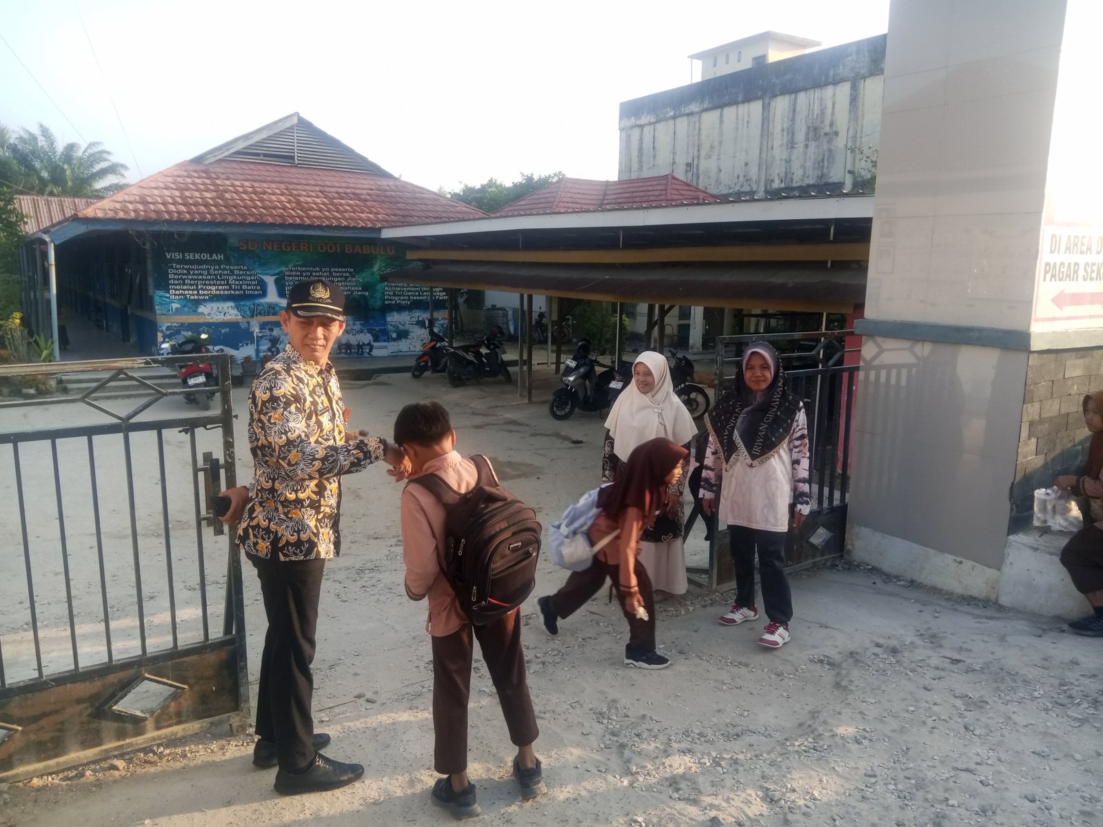 Morning Duty, the Beginning of a Spirited Learning Day at SD Negeri 001 Babulu