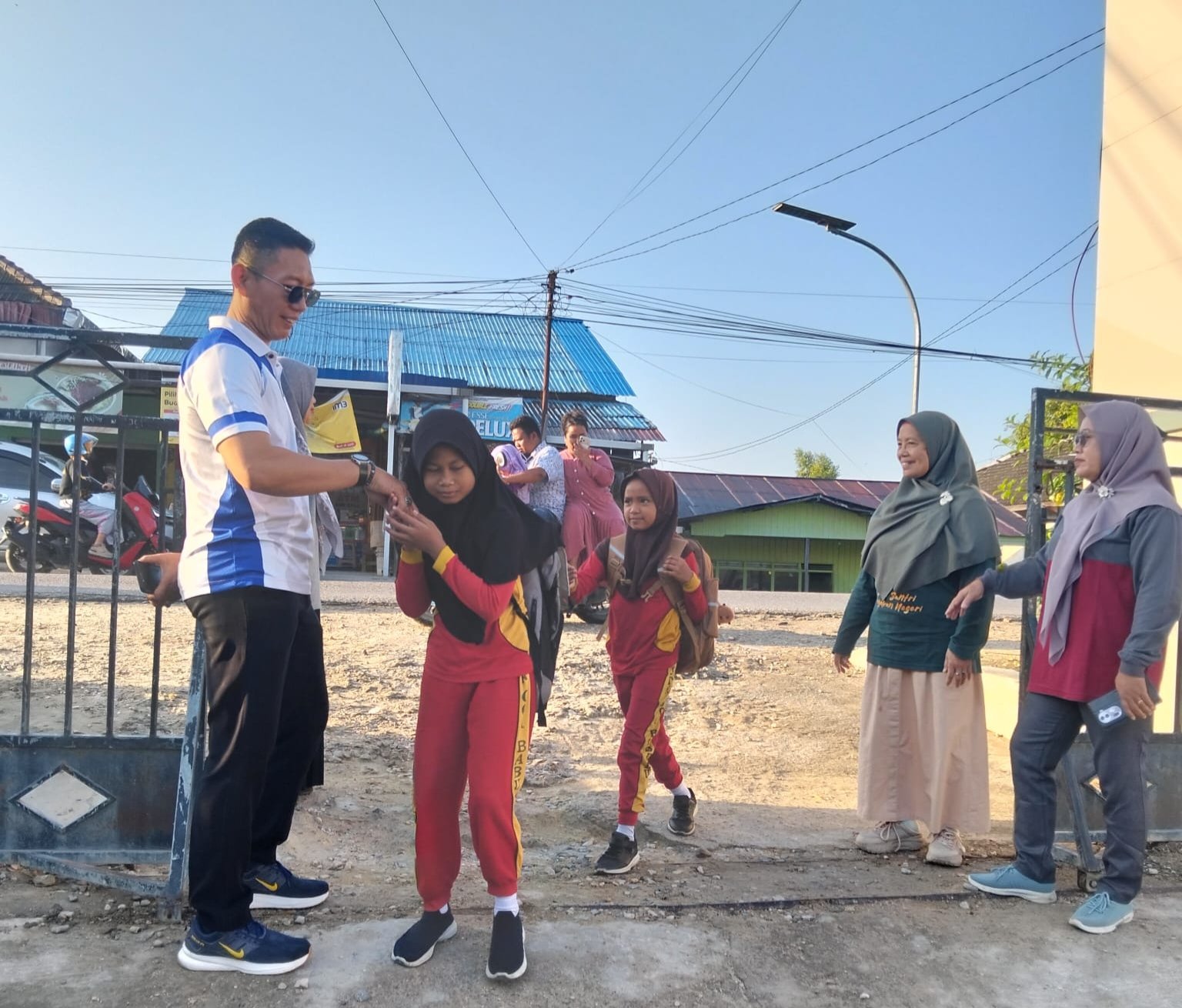 Morning Duty, the Beginning of a Spirited Learning Day at SD Negeri 001 Babulu
